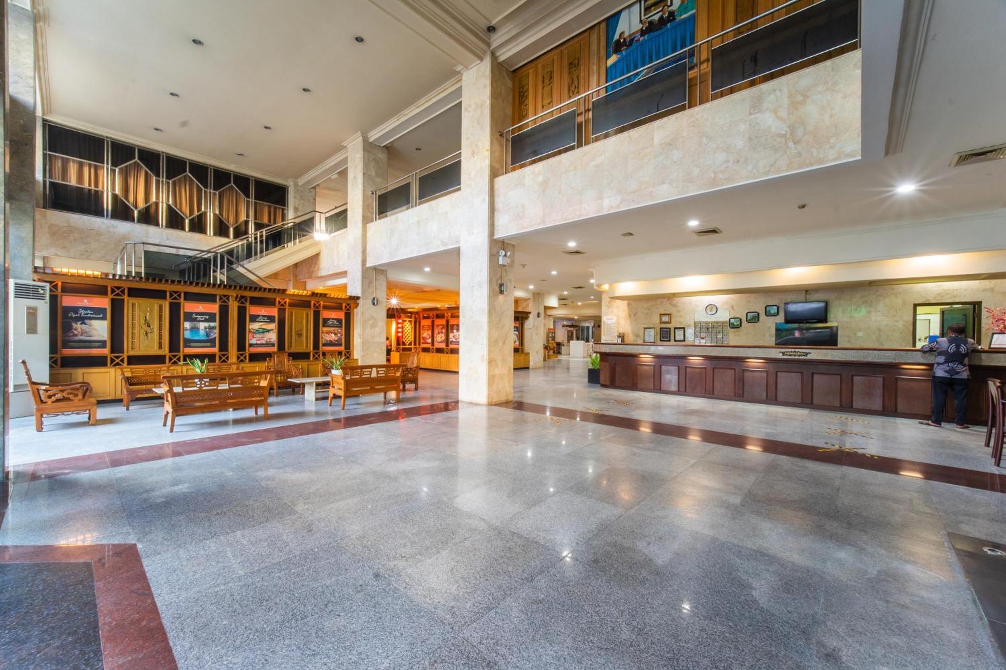 Adika Hotel Bahtera Klandasan Kecil Экстерьер фото